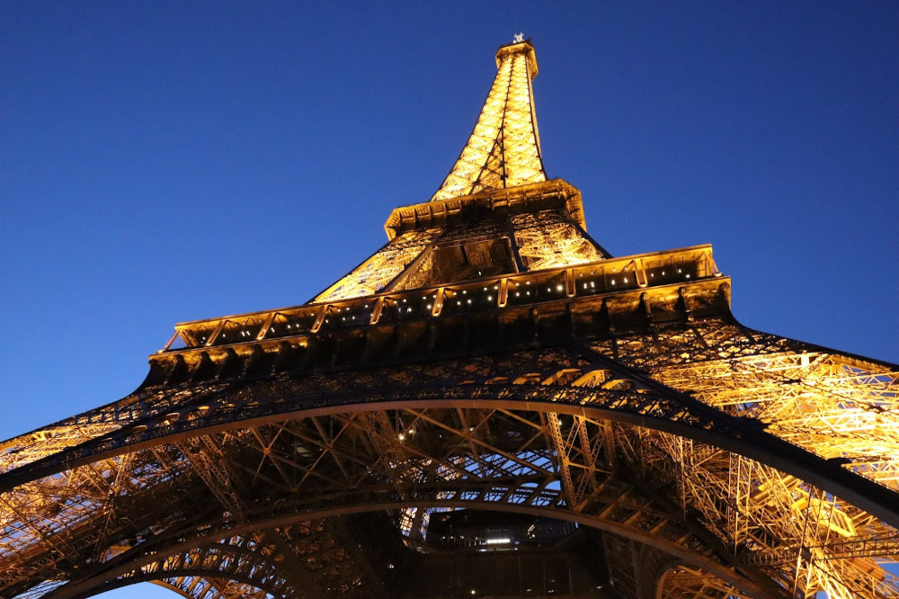 The Eiffel tower lit up at night.